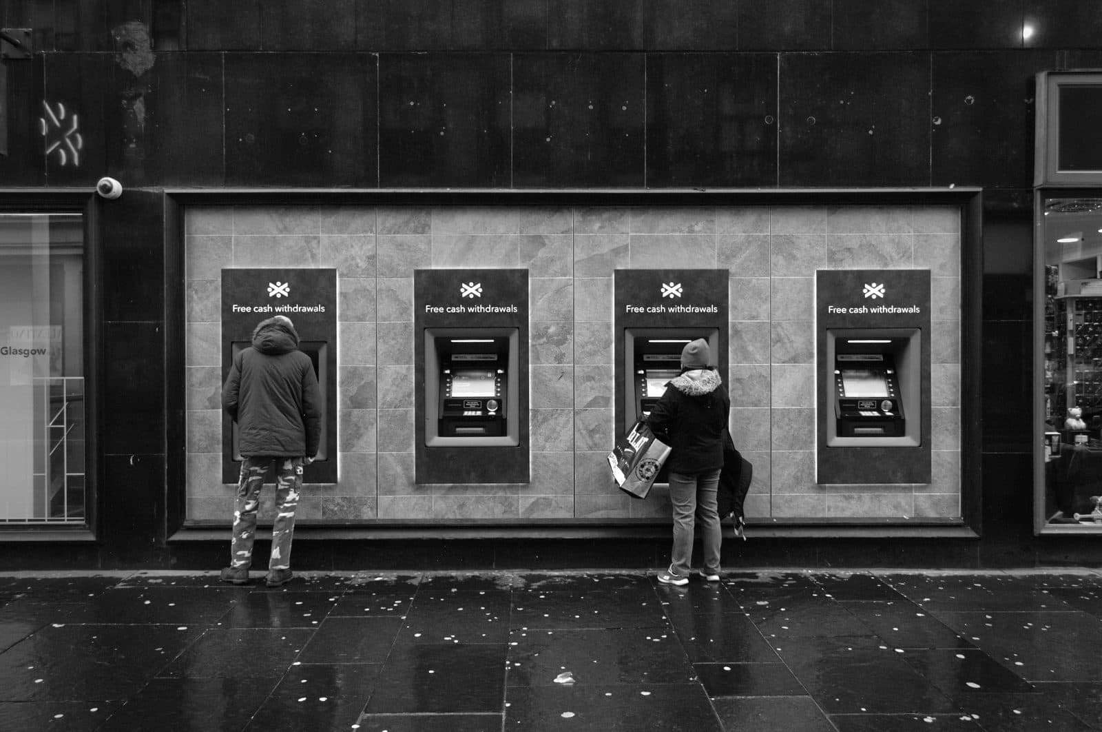 Análise de contrato bancário e documentos financeiros sobre a mesa