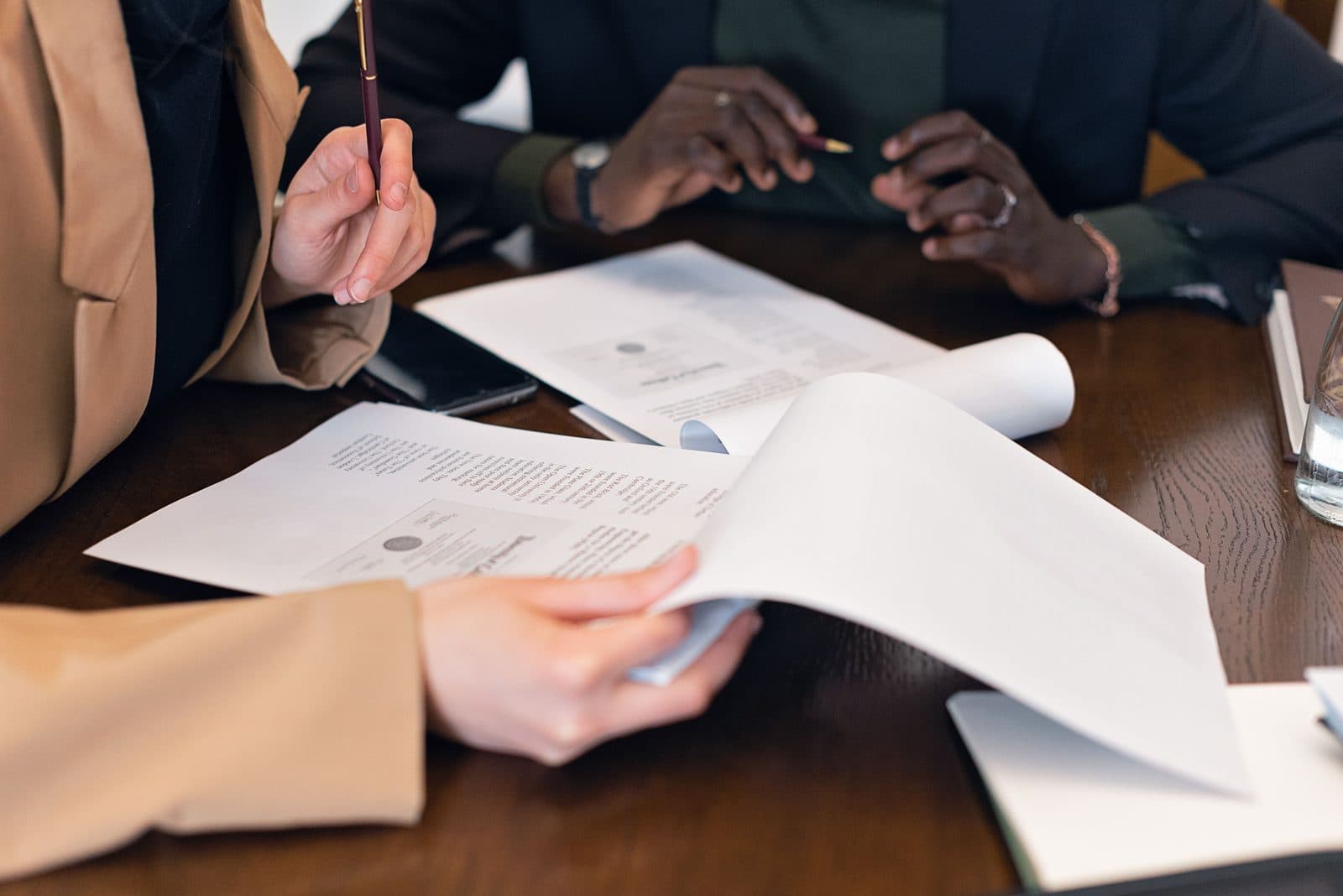 Reunião de negócios com contratos empresariais sobre a mesa